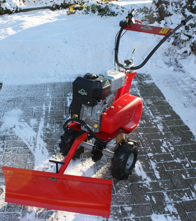 Motorhacke mit Schneeschild