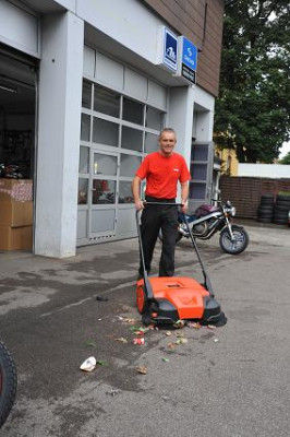 haaga 677 Tellerbesenkehrmaschine - Kehrmaschine AKKU