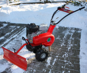 Motorhacke mit Schneeschild