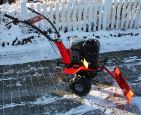 Motorhacke mit Schneeschild